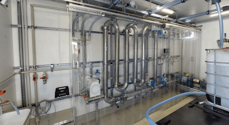 Neutralisationsanlage mit Edelstahl-Rohrreaktor für industrielle Abwässer