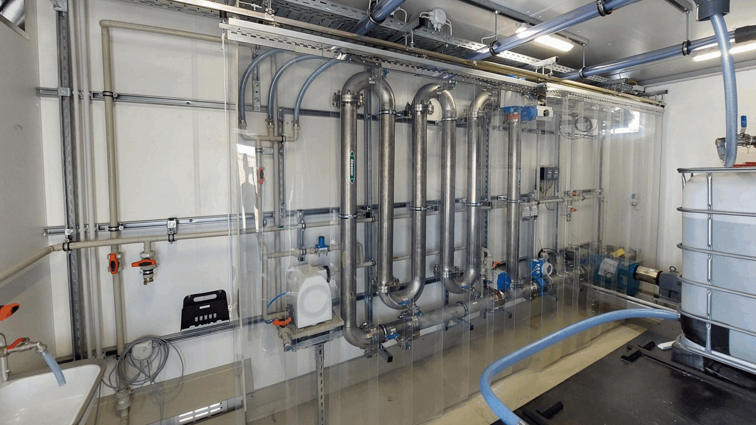 Neutralisationsanlage mit Edelstahl-Rohrreaktor für industrielle Abwässer